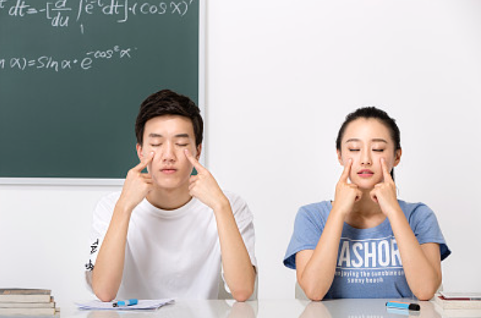 “宅家”一個(gè)月，近視一百度？學(xué)習(xí)網(wǎng)課時(shí)如何科學(xué)護(hù)眼、防控近視，官方專(zhuān)家宣講團(tuán)來(lái)支招啦！ | 特別關(guān)注