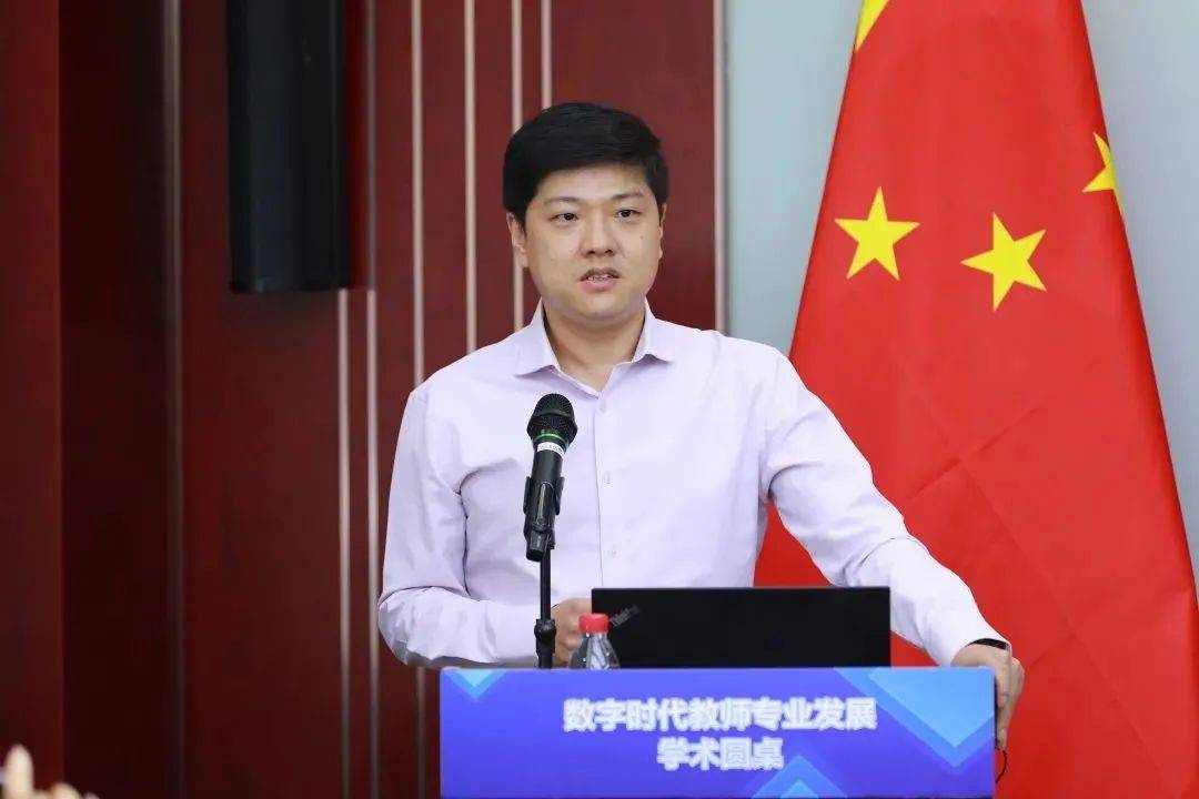 奧鵬教育應邀出席數(shù)字時代教師專業(yè)發(fā)展學術(shù)圓桌暨《中國教師培訓發(fā)展報告（2021）》發(fā)布會