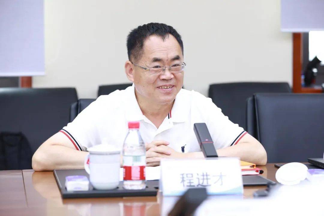 奧鵬教育應邀出席數(shù)字時代教師專業(yè)發(fā)展學術(shù)圓桌暨《中國教師培訓發(fā)展報告（2021）》發(fā)布會